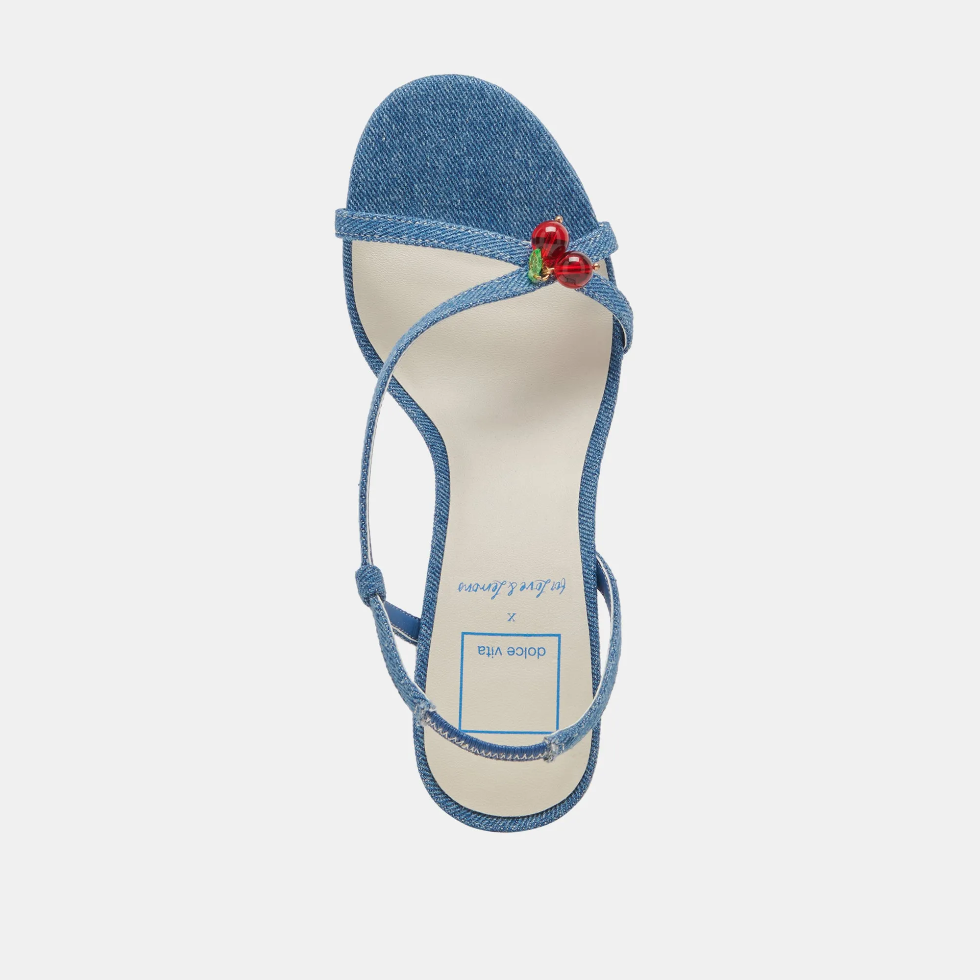 KIRSCHFARBENE ABSÄTZE BLAUE JEANS