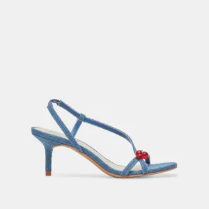 KIRSCHFARBENE ABSÄTZE BLAUE JEANS