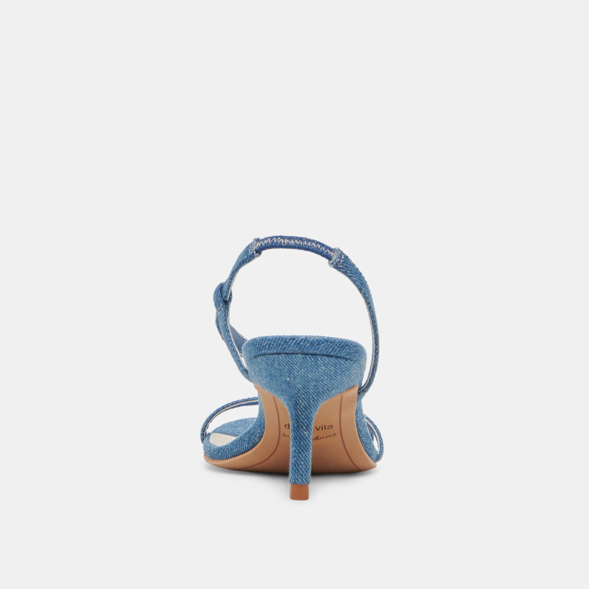 KIRSCHFARBENE ABSÄTZE BLAUE JEANS