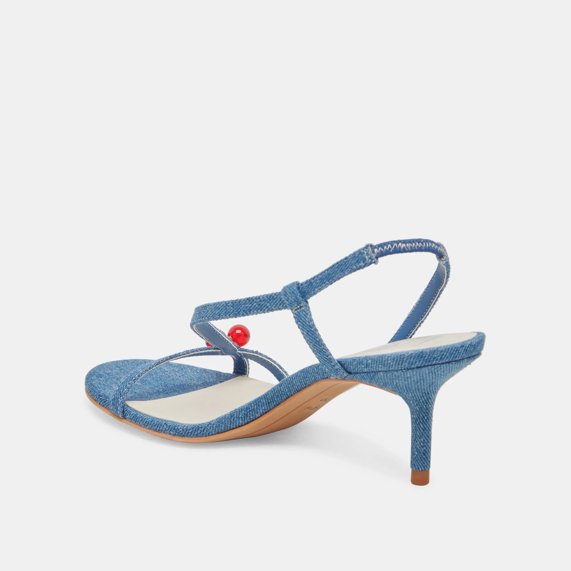KIRSCHFARBENE ABSÄTZE BLAUE JEANS