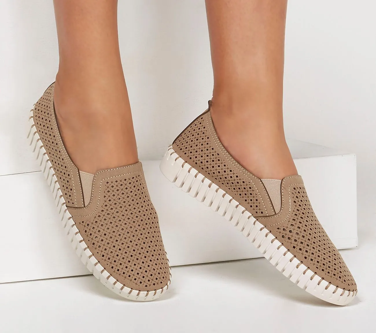 Skechers Sepulveda Blvd-A La Mode