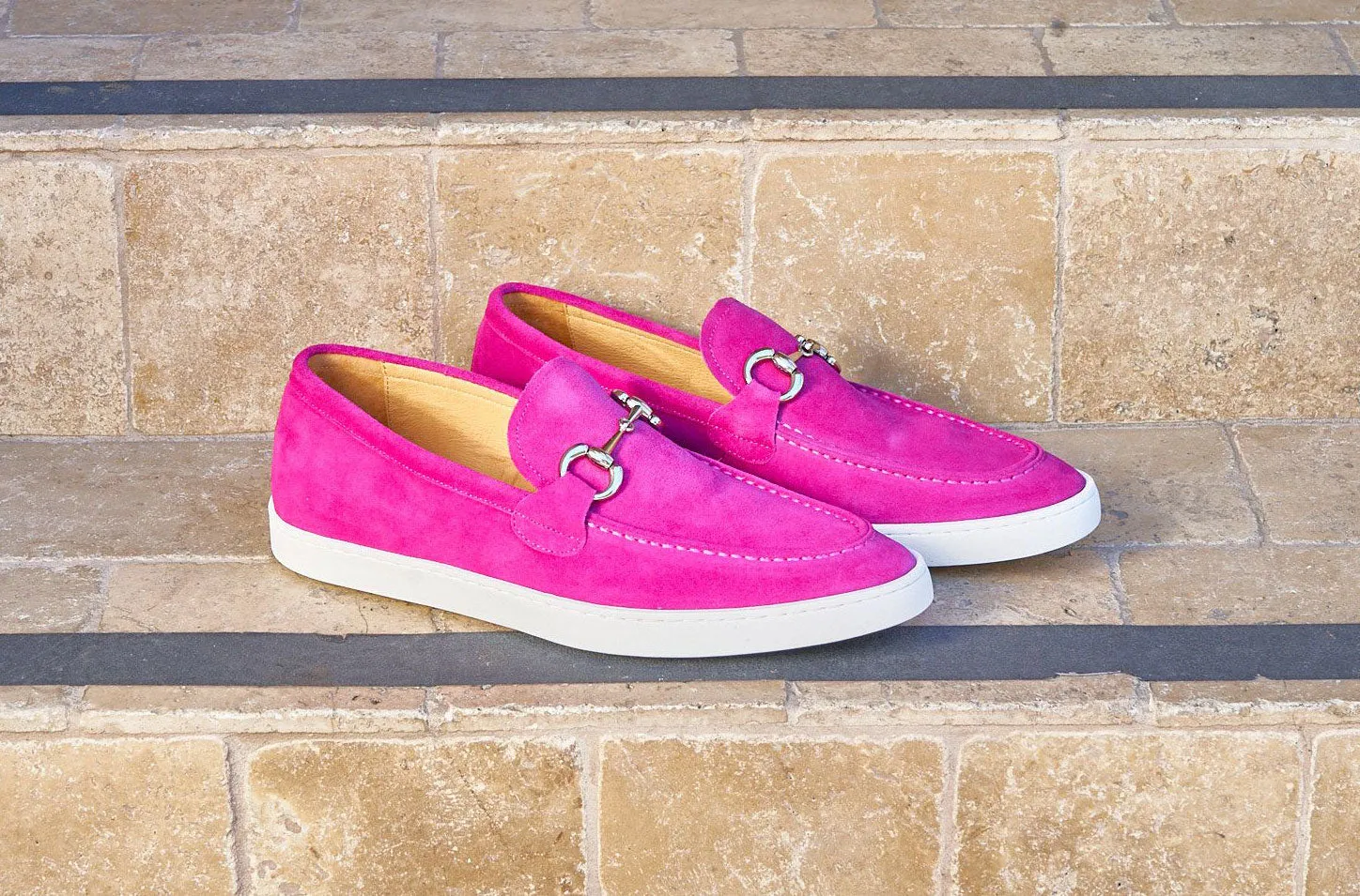 Suede Slip-On mit Horsebit-Detail in Fuchsia