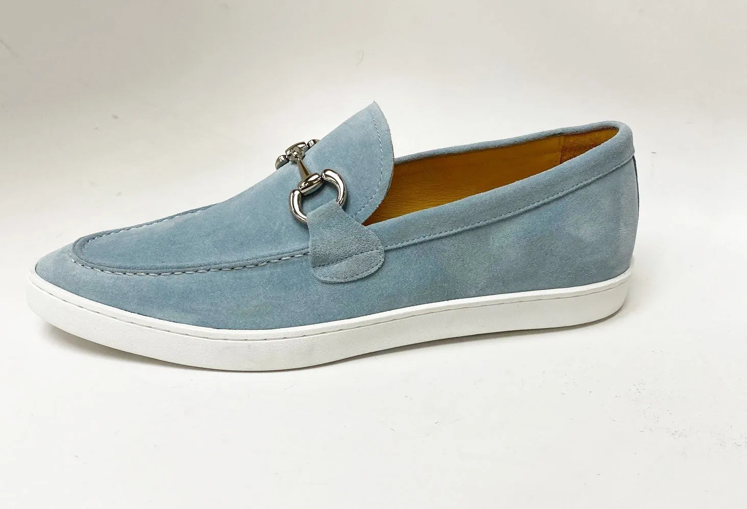 Wildleder-Slip-On-Loafer mit Horsebit-Detail in Himmelblau
