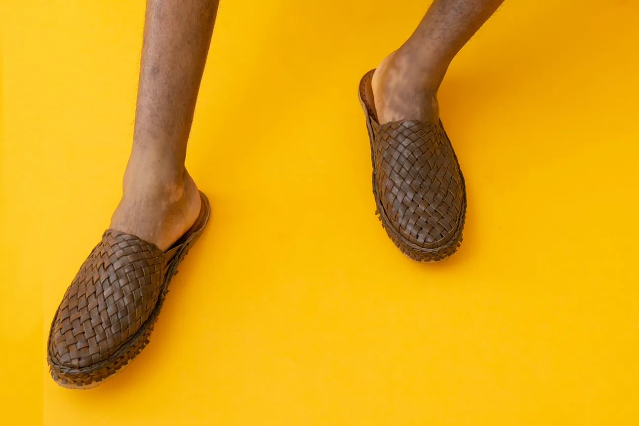 Woven City Pantoffel in Walnuss